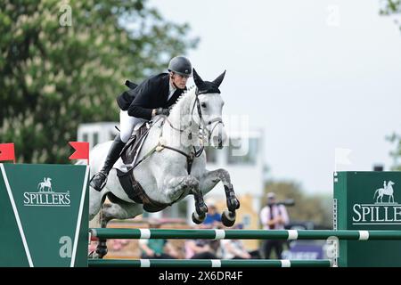 Tom Rowland de Grande-Bretagne avec Dreamliner lors d'un saut d'obstacles au Badminton Horse Trials le 12 mai 2024, Badminton Estate, Royaume-Uni (photo de Maxime David - MXIMD Pictures) Banque D'Images