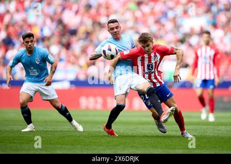 Iago Aspas du RC Celta concourt pour le ballon avec Pablo Barrios de l'Atletico de Madrid lors du match LaLiga EA Sports entre l'Atletico Madrid et Celta Vigo au stade Civitas Metropolitano le 12 mai 2024 à Madrid, Espagne. (Photo de QSP) Banque D'Images