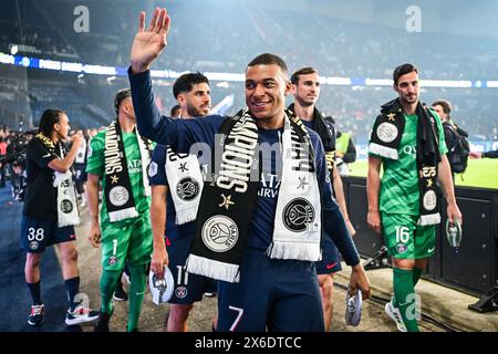 Paris, France, France. 13 mai 2024. Kylian MBAPPE du PSG célèbre la première place du championnat de France de Ligue 1 2023-24 avec le trophée lors du match de Ligue 1 entre le Paris Saint-Germain (PSG) et le Toulouse FC au stade du Parc des Princes le 12 mai 2024 à Paris. (Crédit image : © Matthieu Mirville/ZUMA Press Wire) USAGE ÉDITORIAL SEULEMENT! Non destiné à UN USAGE commercial ! Banque D'Images