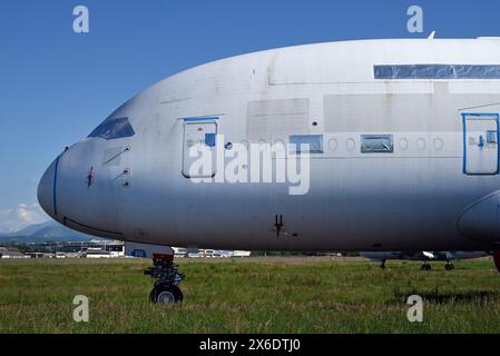 Airbus Widebody A380 sont stationnés sur l'aéroport de Tarbes, dans le sud-ouest de la France. Certains sont stockés, d'autres sont mis au rebut. Banque D'Images