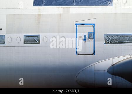 Airbus Widebody A380 sont stationnés sur l'aéroport de Tarbes, dans le sud-ouest de la France. Certains sont stockés, d'autres sont mis au rebut. Banque D'Images