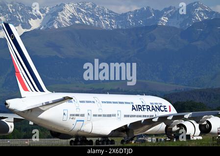 Airbus Widebody A380 sont stationnés sur l'aéroport de Tarbes, dans le sud-ouest de la France. Certains sont stockés, d'autres sont mis au rebut. Banque D'Images