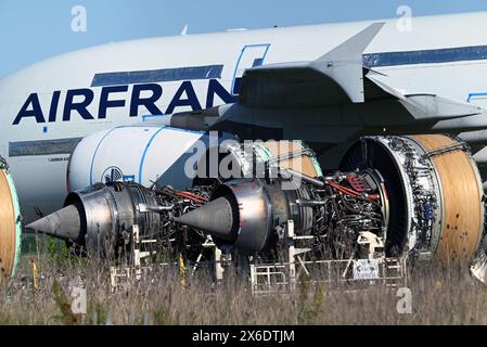 Airbus Widebody A380 sont stationnés sur l'aéroport de Tarbes, dans le sud-ouest de la France. Certains sont stockés, d'autres sont mis au rebut. Banque D'Images