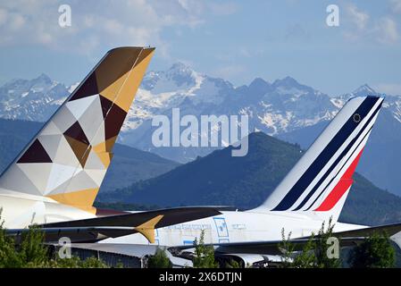 Airbus Widebody A380 sont stationnés sur l'aéroport de Tarbes, dans le sud-ouest de la France. Certains sont stockés, d'autres sont mis au rebut. Banque D'Images