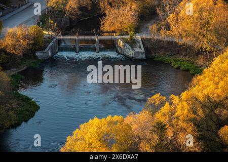 étaux sur un vieux petit barrage. Paysage d'automne, rivière. Banque D'Images