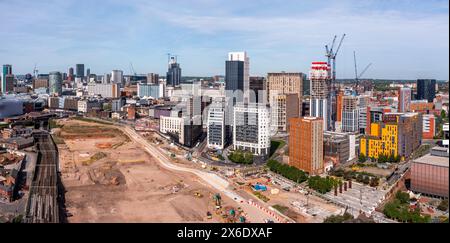 BIRMINGHAM, ROYAUME-UNI - 11 MAI 2024. Une vue panoramique aérienne du quartier de Curzon Street dans le centre-ville de Birmingham avec des appartements-hôtels modernes et un immeuble Banque D'Images