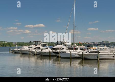 Alexandria, Virginie, États-Unis - 1er mai 2024 : vue panoramique des bateaux amarrés à la jetée sur le front de mer dans la ville d'Alexandrie Banque D'Images