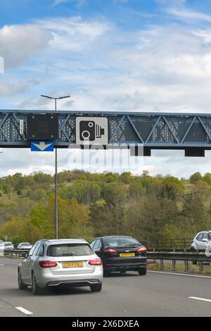 Newport, pays de Galles, Royaume-Uni - 28 avril 2024 : symbole de radar sur un panneau au début de la zone de 50 km/h sur l'autoroute M4 Banque D'Images