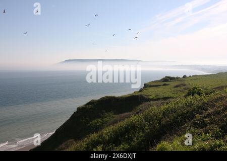 Une vue en fin d'après-midi depuis les falaises au-dessus de Sandown Bay Isle of Wight Banque D'Images