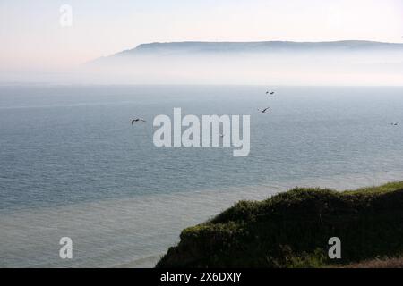 Une vue en fin d'après-midi depuis les falaises au-dessus de Sandown Bay Isle of Wight Banque D'Images