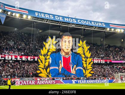 Paris, France. 12 mai 2024. Les supporters du PSG déploient un géant tifo représentant Kylian MBAPPE du PSG lors du match de championnat de France de Ligue 1 entre le Paris Saint-Germain et le Toulouse FC le 12 mai 2024 au stade Parc des Princes à Paris - photo Matthieu Mirville/DPPI crédit : DPPI Media/Alamy Live News Banque D'Images