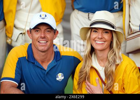 Dossier photo datée du 01/10/23 de Rory McIlroy avec son épouse Erica. Rory McIlroy a demandé le divorce de sa femme Erica à la veille du championnat PGA américain à Valhalla. Les dossiers judiciaires montrent que McIlroy a soumis lundi une « pétition pour la dissolution du mariage » dans le comté de Palm Beach en Floride. Date d'émission : mardi 14 mai 2024. Banque D'Images