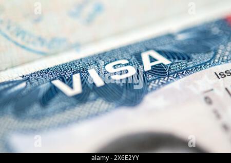 Vue rapprochée d'un visa américain estampillé sur une page de passeport, concept de voyage et d'immigration Banque D'Images