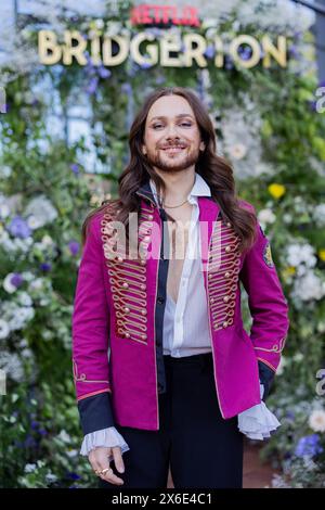 14 mai 2024, Rhénanie-du-Nord-Westphalie, Kšln : Riccardo Simonetti, présentateur, vient au Flora pour présenter la troisième saison de la série Netflix 'Bridgerton'. Photo : Rolf Vennenbernd/dpa Banque D'Images