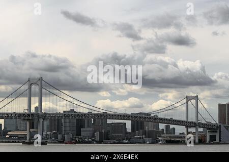 Ciel nuageux et pont arc-en-ciel de la baie de Tokyo Banque D'Images