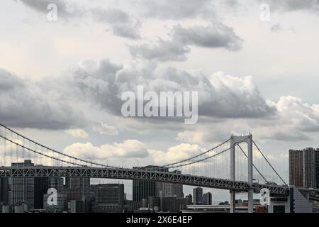 Ciel nuageux et pont arc-en-ciel de la baie de Tokyo Banque D'Images