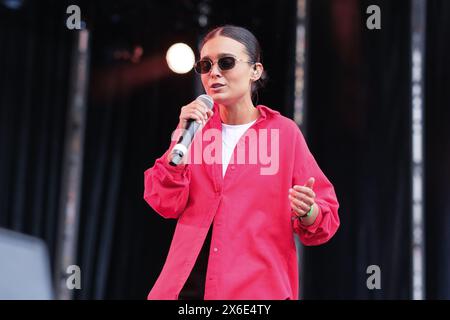 La chanteuse Marta Santos se produit lors du concert de vive Dial à San Isidro sur la Plaza Mayor de Madrid. 14 mai 2024 Espagne Banque D'Images