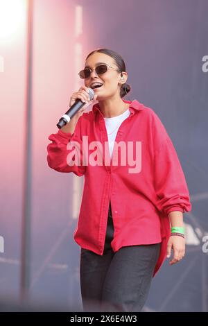 La chanteuse Marta Santos se produit lors du concert de vive Dial à San Isidro sur la Plaza Mayor de Madrid. 14 mai 2024 Espagne Banque D'Images