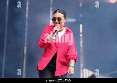 La chanteuse Marta Santos se produit lors du concert de vive Dial à San Isidro sur la Plaza Mayor de Madrid. 14 mai 2024 Espagne Banque D'Images