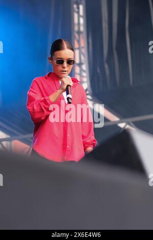 La chanteuse Marta Santos se produit lors du concert de vive Dial à San Isidro sur la Plaza Mayor de Madrid. 14 mai 2024 Espagne Banque D'Images