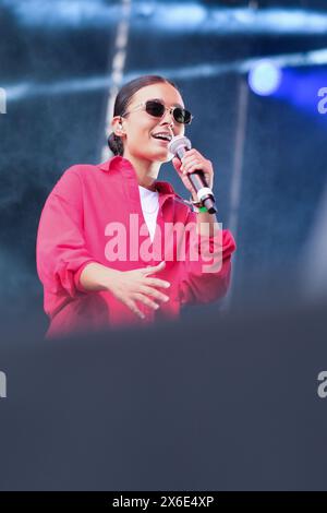 La chanteuse Marta Santos se produit lors du concert de vive Dial à San Isidro sur la Plaza Mayor de Madrid. 14 mai 2024 Espagne Banque D'Images