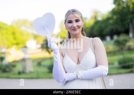 14 mai 2024, Rhénanie du Nord-Westphalie, Kšöln : L'influenceuse Ana Johnson vient au Flora pour présenter la troisième saison de la série Netflix 'Bridgerton'. Photo : Rolf Vennenbernd/dpa Banque D'Images