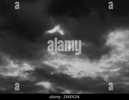 Nuages sombres et orageux un soir d'été près de Selby North Yorkshire au Royaume-Uni Banque D'Images