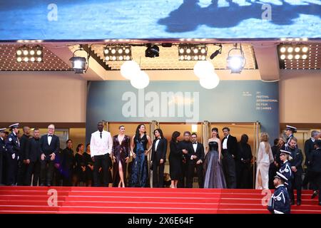 14 mai 2024, Cannes, Côte D'azur, France : (de gauche à droite) membres du jury OMAR SY, Présidente GRETA GERWIG, LILY GLADSTONE, NADINE LABAKI, HIROKAZU KORE-EDA, EBRU CEYLAN, JUAN ANTONIO BAYONA, EVA GREEN et PIEFRANCESCO FAVINO assistent à la cérémonie d'ouverture et à la projection de "le deuxième acte" au 77e Festival annuel de Cannes au Palais des Festivals de Cannes, France (crédit image : © Mickael Chavet/ZUMA Press Wire) USAGE ÉDITORIAL SEULEMENT! Non destiné à UN USAGE commercial ! Banque D'Images