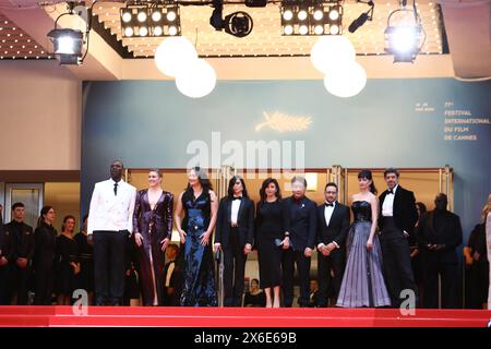 14 mai 2024, Cannes, Côte D'azur, France : (de gauche à droite) membres du jury OMAR SY, Présidente GRETA GERWIG, LILY GLADSTONE, NADINE LABAKI, HIROKAZU KORE-EDA, EBRU CEYLAN, JUAN ANTONIO BAYONA, EVA GREEN et PIEFRANCESCO FAVINO assistent à la cérémonie d'ouverture et à la projection de "le deuxième acte" au 77e Festival annuel de Cannes au Palais des Festivals de Cannes, France (crédit image : © Mickael Chavet/ZUMA Press Wire) USAGE ÉDITORIAL SEULEMENT! Non destiné à UN USAGE commercial ! Banque D'Images