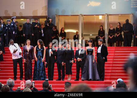 14 mai 2024, Cannes, Côte D'azur, France : (de gauche à droite) membres du jury OMAR SY, Présidente GRETA GERWIG, LILY GLADSTONE, NADINE LABAKI, HIROKAZU KORE-EDA, EBRU CEYLAN, JUAN ANTONIO BAYONA, EVA GREEN et PIEFRANCESCO FAVINO assistent à la cérémonie d'ouverture et à la projection de "le deuxième acte" au 77e Festival annuel de Cannes au Palais des Festivals de Cannes, France (crédit image : © Mickael Chavet/ZUMA Press Wire) USAGE ÉDITORIAL SEULEMENT! Non destiné à UN USAGE commercial ! Banque D'Images