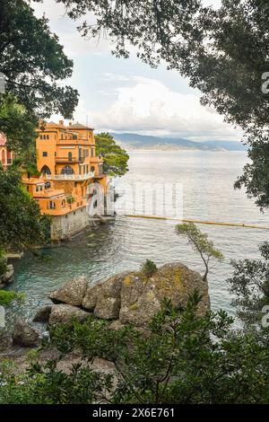 Vue surélevée de Cannon Bay avec Villa Cristina (ancienne Villa Valdameri Mondadori), Portofino, Gênes, Ligurie, Italie Banque D'Images