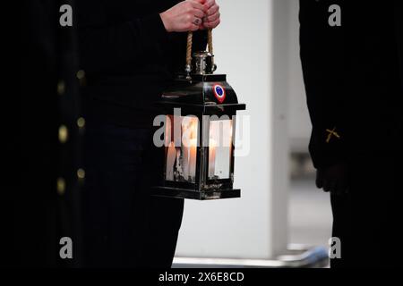 La flamme de la liberté française est portée lors d'une cérémonie au port international de Portsmouth. La flamme de la liberté, qui réside normalement sous l'Arc de Triomphe de Paris, a été amenée par ferry à Portsmouth avant de partir pour Arlington, Virginie, États-Unis. Le déménagement est de payer grâce au Royaume-Uni et aux États-Unis dans le cadre des commémorations du 80e anniversaire du jour J. Date de la photo : mardi 14 mai 2024. Banque D'Images