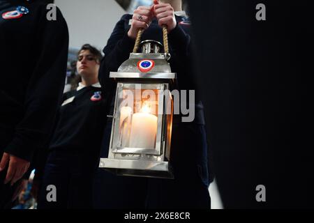 La flamme de la liberté française est portée lors d'une cérémonie au port international de Portsmouth. La flamme de la liberté, qui réside normalement sous l'Arc de Triomphe de Paris, a été amenée par ferry à Portsmouth avant de partir pour Arlington, Virginie, États-Unis. Le déménagement est de payer grâce au Royaume-Uni et aux États-Unis dans le cadre des commémorations du 80e anniversaire du jour J. Date de la photo : mardi 14 mai 2024. Banque D'Images