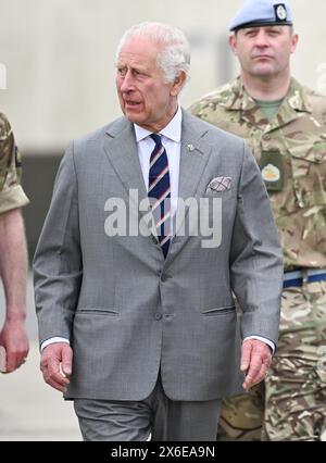 Middle Wallop, Angleterre. ROYAUME-UNI. 13 mai 2024. Le roi Charles III assiste à la passation officielle au cours de laquelle le roi transmet le rôle de colonel en chef du corps d'armée au prince William au Centre d'aviation de l'armée. Crédit : Anwar Hussein/Alamy Live News Banque D'Images