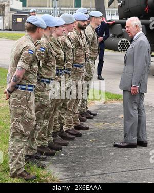 Middle Wallop, Angleterre. ROYAUME-UNI. 13 mai 2024. Le roi Charles III discute avec les soldats alors qu'il assiste à la passation officielle dans laquelle le roi transmet le rôle de colonel en chef du corps d'armée au prince William au Centre d'aviation de l'armée. Crédit : Anwar Hussein/Alamy Live News Banque D'Images