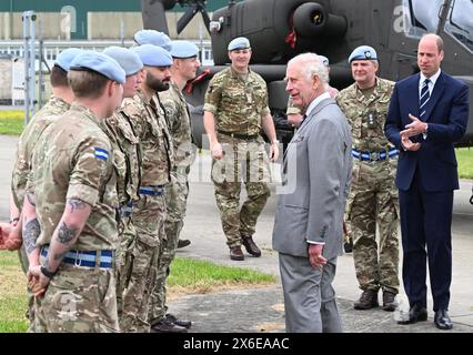 Middle Wallop, Angleterre. ROYAUME-UNI. 13 mai 2024. Le roi Charles III discute avec les soldats alors qu'il assiste à la passation officielle dans laquelle le roi transmet le rôle de colonel en chef du corps d'armée au prince William au Centre d'aviation de l'armée. Crédit : Anwar Hussein/Alamy Live News Banque D'Images