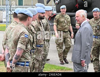 Middle Wallop, Angleterre. ROYAUME-UNI. 13 mai 2024. Le roi Charles III discute avec les soldats alors qu'il assiste à la passation officielle dans laquelle le roi transmet le rôle de colonel en chef du corps d'armée au prince William au Centre d'aviation de l'armée. Crédit : Anwar Hussein/Alamy Live News Banque D'Images