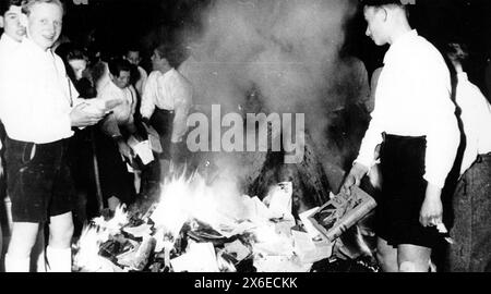 BURNING des membres du mouvement de la jeunesse hitlérienne brûlent des livres sur l'Opernplatz, Berlin, mai 1933 Banque D'Images