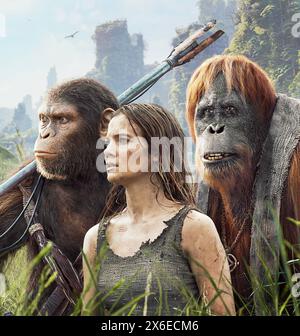 ROYAUME DE LA PLANÈTE DES SINGES 2024 20th Century Studios film avec de gauche à droite : Owen Teague dans le rôle de Noa, Freya Allan M<AE dans le rôle de Peter Macon dans le rôle de Raka Banque D'Images