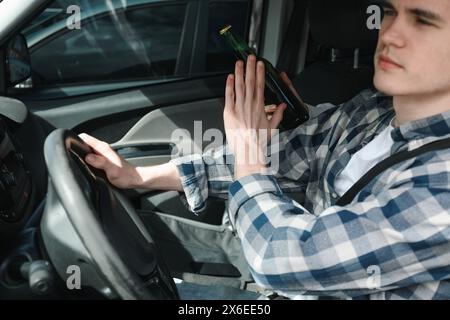 Conducteur refusant d'alcool tandis que femme lui suggérant de la bière dans la voiture, gros plan. Ne pas boire et conduire concept Banque D'Images