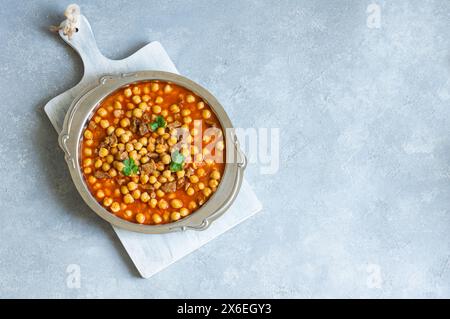 Délicieux plat traditionnel turc de pois chiches avec de la viande dans une assiette en métal, repas turc Banque D'Images