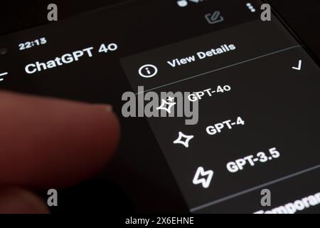 Modèle GPT-4o vu avec GPT-4 et GPT-3,5 dans l'application ChatGPT sur le smartphone. Sélection entre les modèles de langue dans le compte payant OpenAI. Stafford, United Banque D'Images
