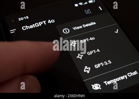 Modèle GPT-4o vu avec GPT-4 et GPT-3,5 dans l'application ChatGPT sur le smartphone. Sélection entre les modèles de langue dans le compte payant OpenAI. Stafford, United Banque D'Images