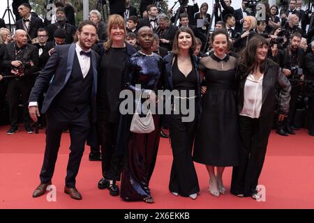 Cannes, France. 14 mai 2024. Eliane Umuhire (3rdL) et ses invités assistent au tapis rouge de la cérémonie de projection et d'ouverture du deuxième acte lors du 77e Festival de Cannes au Palais des Festivals le 14 mai 2024 à Cannes, France. Assistez au tapis rouge de la cérémonie de projection et d'ouverture du deuxième acte au 77e Festival de Cannes au Palais des Festivals le 14 mai 2024 à Cannes, France. Photo de David Boyer/ABACAPRESS. COM Credit : Abaca Press/Alamy Live News Banque D'Images