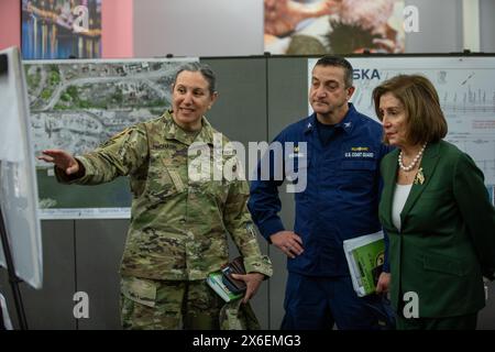 Dundalk (États-Unis d'Amérique). 12 mai 2024. Ancien U. Nancy Pelosi, d-CA, à droite, et le capitaine de la Garde côtière David O'Connell, au centre, écoutent le commandant de district de l'USACE, le colonel Estée Pinchasin, à gauche, lors d'un briefing par les membres du Commandement unifié supervisant le nettoyage du pont Francis Scott Key, effondré, le 13 mai 2024, près de Dundalk, Maryland. Le pont a été heurté par le navire de 984 pieds le 26 mars, tuant six travailleurs et bloquant le port de Baltimore. Crédit : Christopher Rosario/U. S Army corps/Alamy Live News Banque D'Images