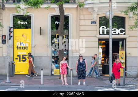 Madrid, Espagne. 14 mai 2024. Les gens sont vus à l'extérieur de la chaîne multinationale d'électronique et culturelle française Fnac en Espagne. (Photo de Xavi Lopez/SOPA images/Sipa USA) crédit : Sipa USA/Alamy Live News Banque D'Images