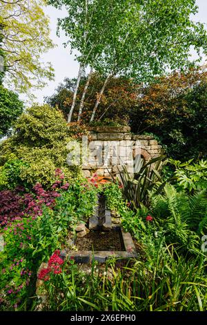 Pièce d'eau dans Alchemy Gardens, un jardin d'exposition permanent au RHS Malvern Spring Festival au Three Counties Showground, Malvern Banque D'Images