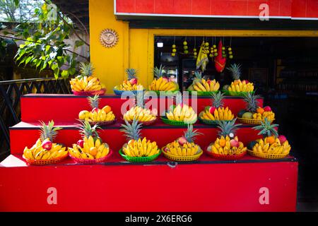 cadeaux pour bouddha pour son anniversaire. Fleurs et fruits recueillis dans des paniers pour offrir à la statue de Bouddha. Joyeux jour des Bouddhas Banque D'Images