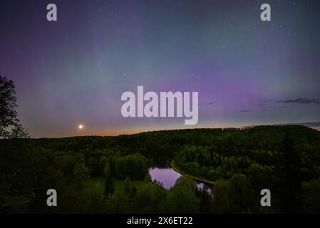 Aurora Borealis lumières du nord au-dessus de la rivière Gauja à Sigulda, Lettonie en mai. Banque D'Images