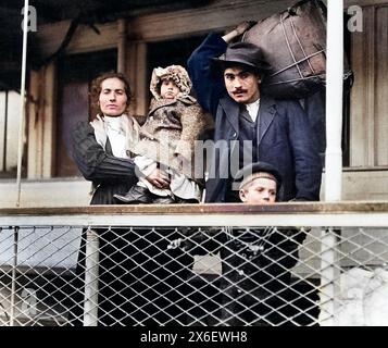 Famille d'immigrants italiens sur le ferry, quittant Ellis Island, New York City, New York, USA, Lewis Wickes Hine, 1905 (colorisé) Banque D'Images